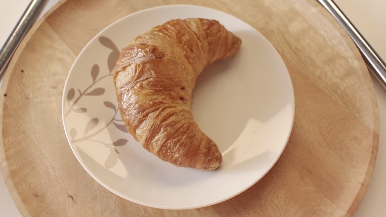 un solo croissant en un plato