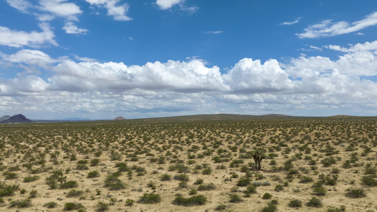 paisaje del desierto de mojave - hiperlapso aéreo a baja altitud