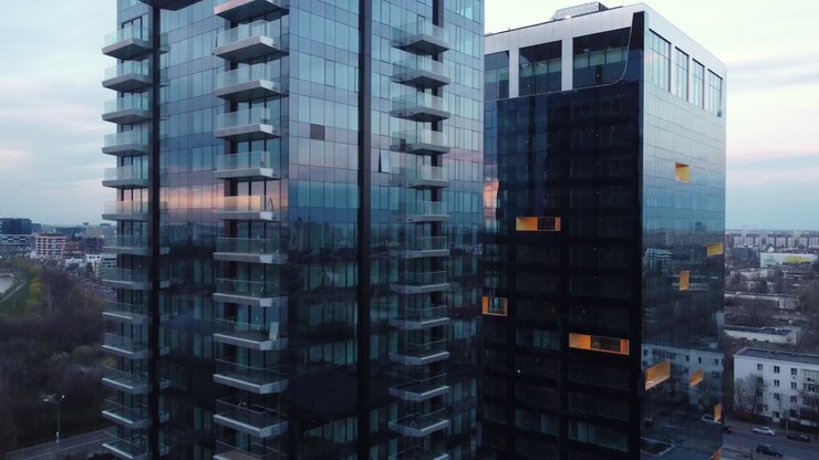 Imágenes aéreas de edificios de cristal.
