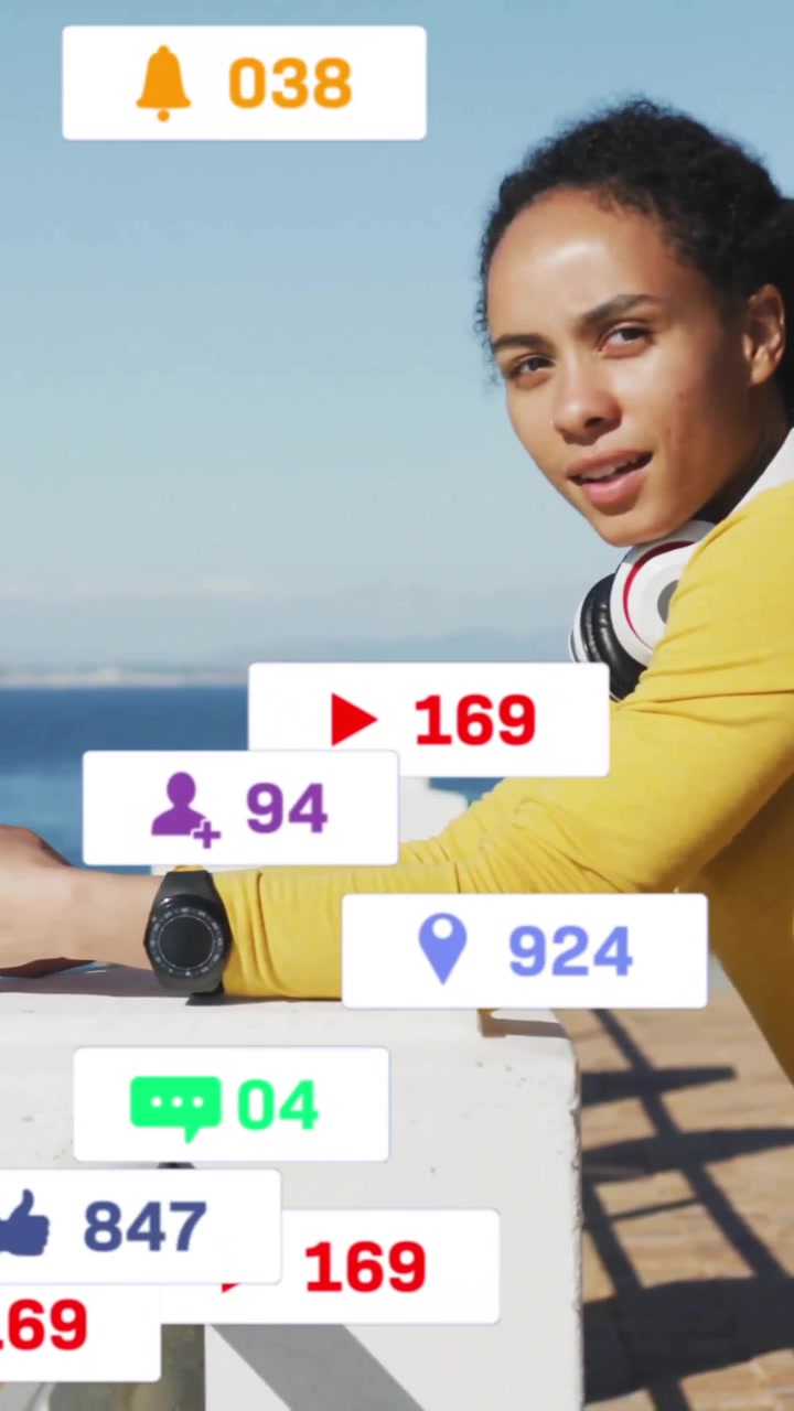 Animation af notifikationer fra sociale medier over en person, der bruger smartphone ved kysten
