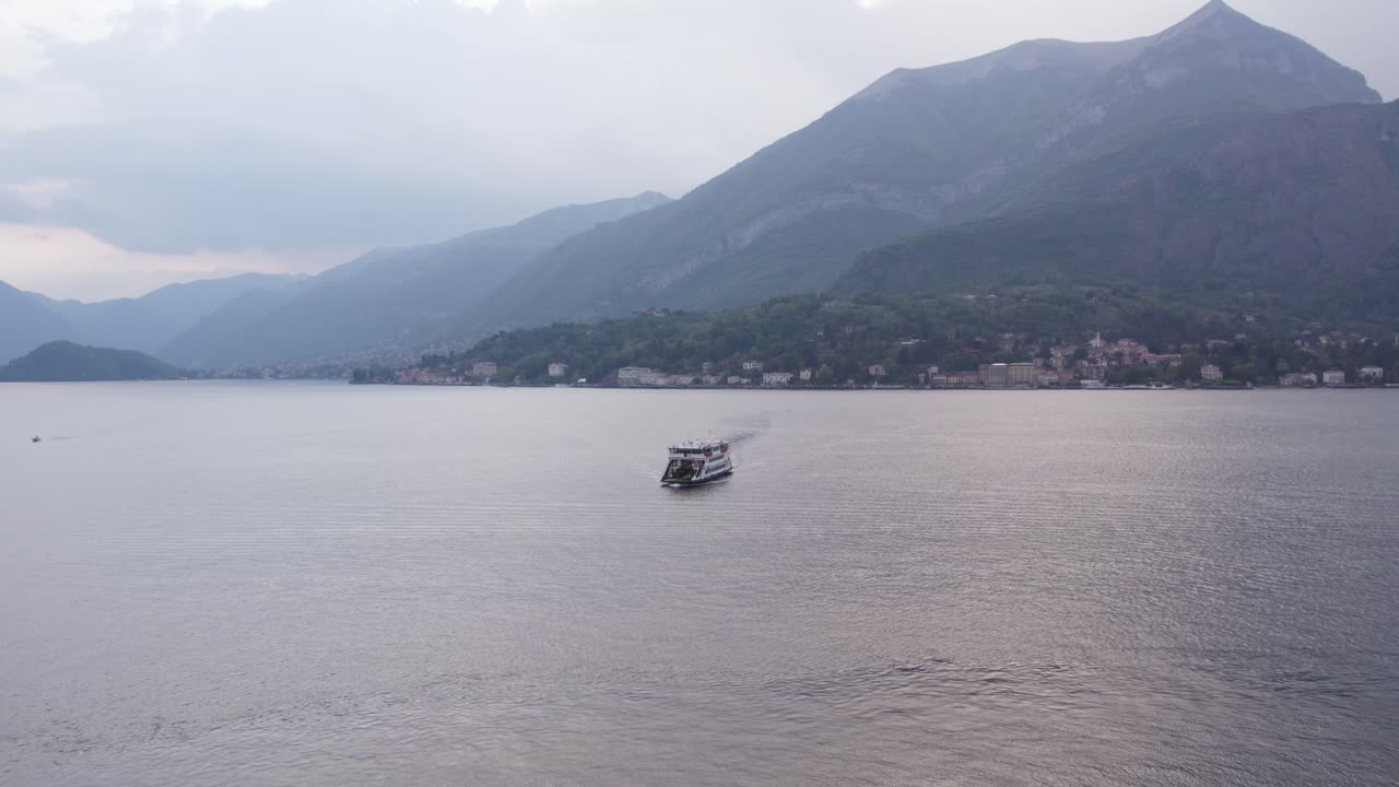 transbordador que viaja en el hermoso lago como en los alpes de italia, antena