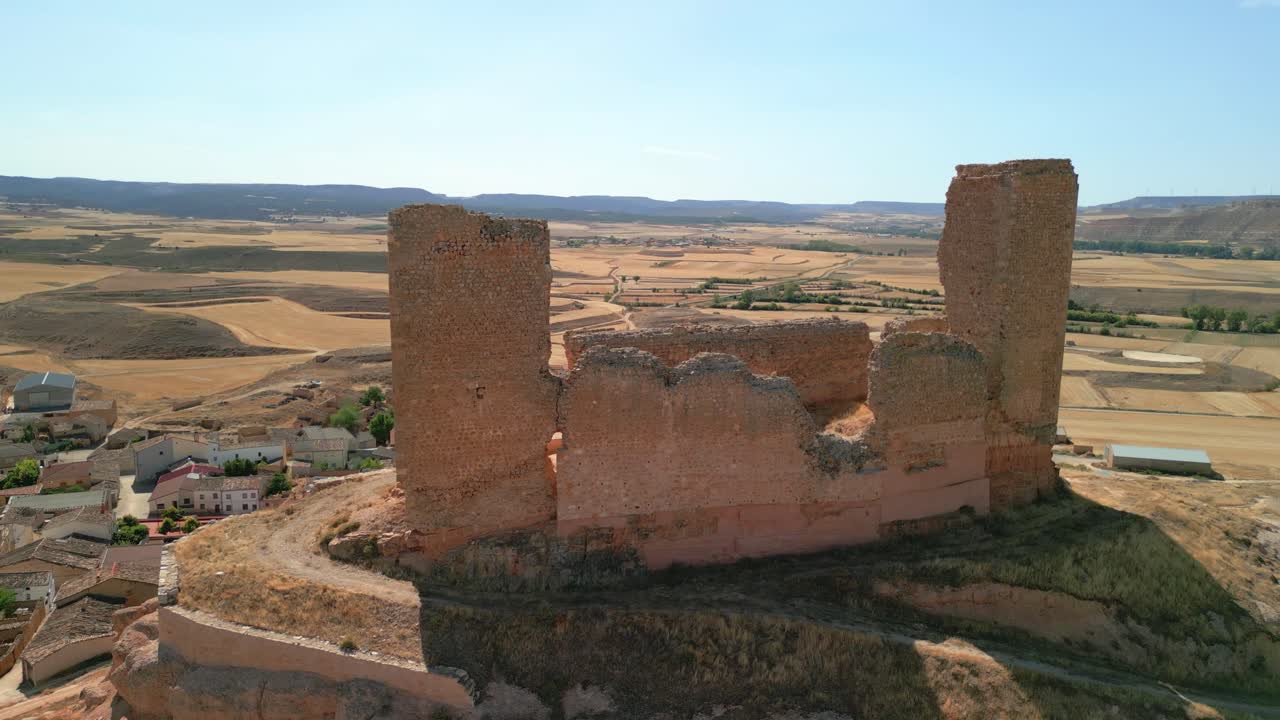 cerrar imágenes aéreas del castillo medieval en ruinas de montuenga en soria vuelo alrededor de un ambiente vacío sin gente árida europa