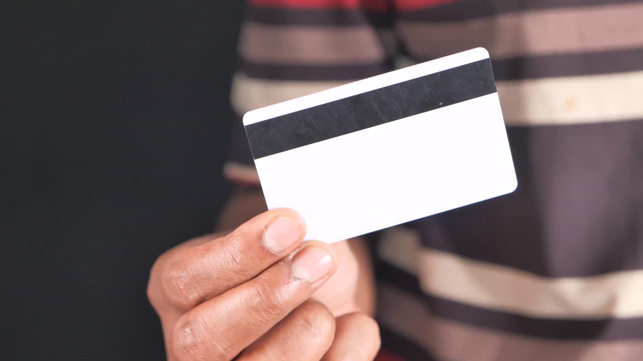 persona con una tarjeta de crédito en blanco