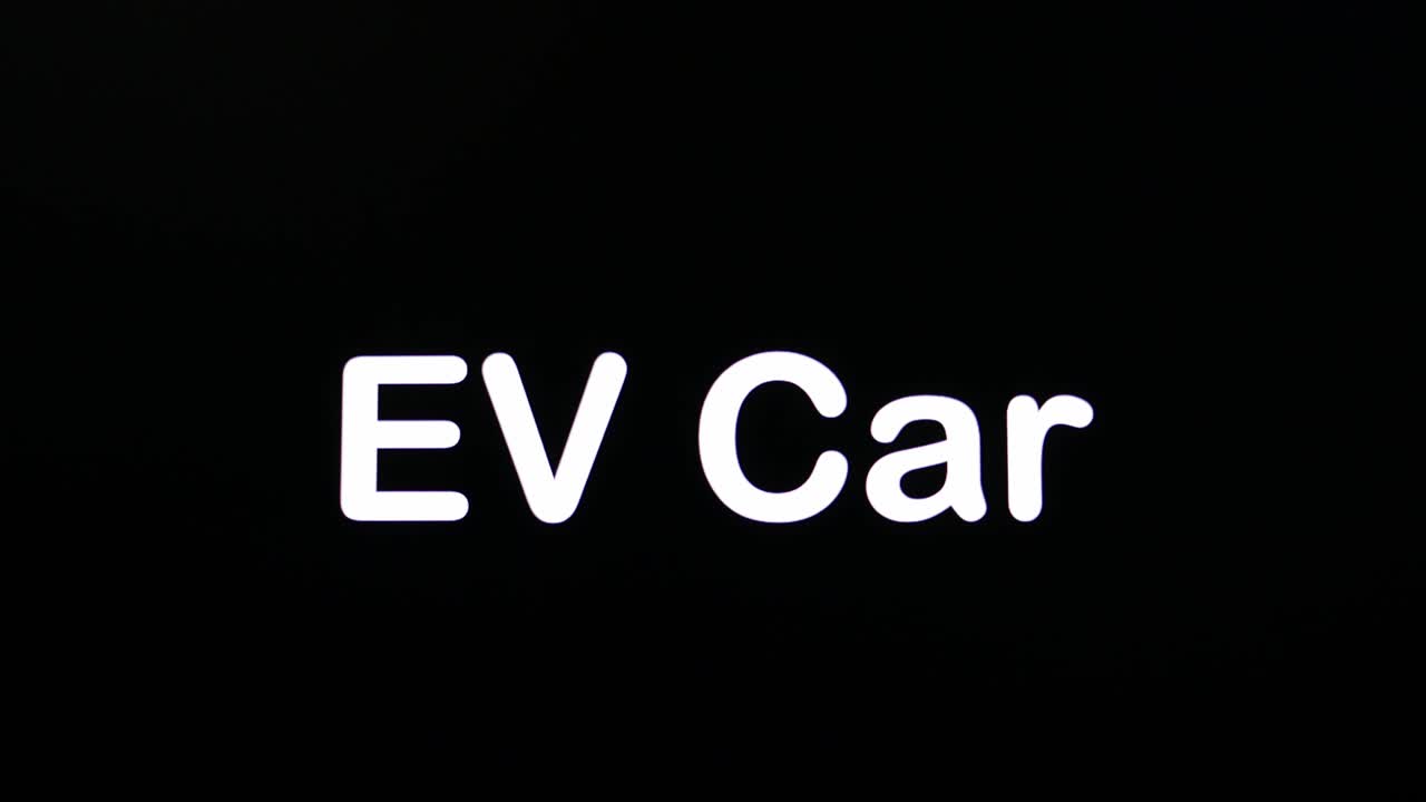 검은 스크린에 쓰여진 텍스트와 색으로 쓰여진 단어 ev car