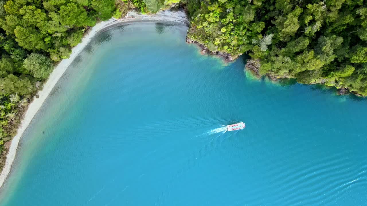 vista aérea de un barco cerca de la orilla del lago todos los santos en el sur de chile