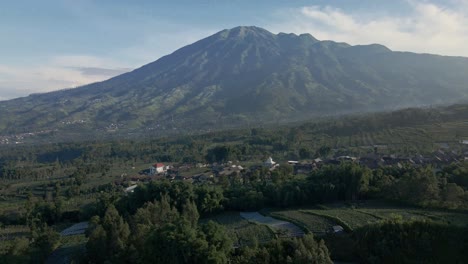 vista aérea de los hermosos paisajes del campo indonesio