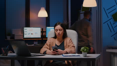 mujer de negocios que trabaja en la oficina de una empresa de negocios en cierre sentada en un escritorio