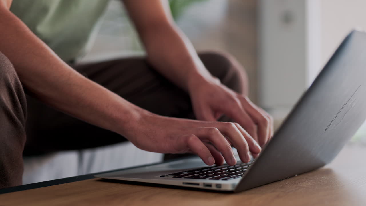 집에서 노트북으로 일하는 사람