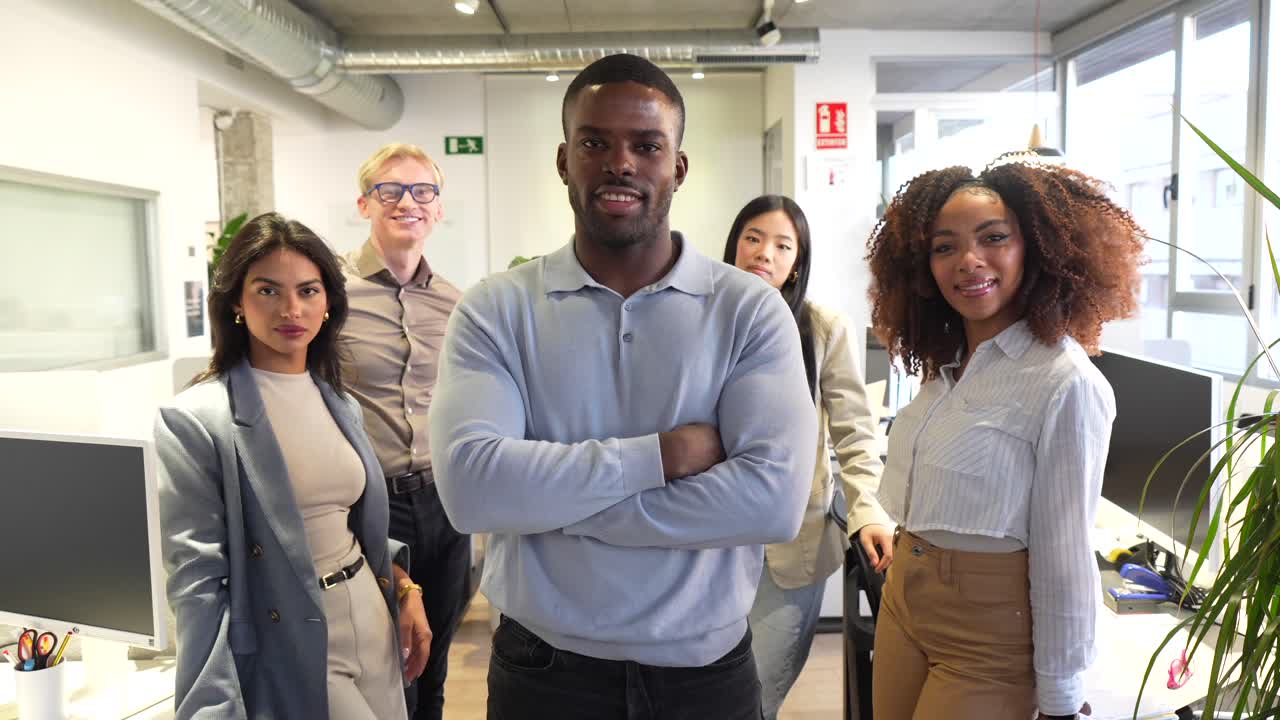 equipo de negocios diverso en una oficina moderna