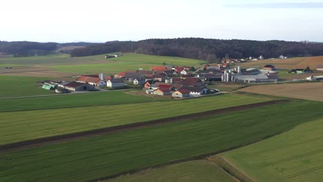 Pueblo-Tradicional-En-Europa-Central,-Vista-Aérea-De-Levanjci,-Eslovenia,-Con-Granjas-Rodeadas-De-Campos-Y-Pastos-Para-Ganado.