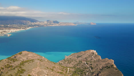 Vista-Aérea-Del-Parque-Natural-Serra-Gelada-Con-Aguas-Turquesas-En-El-Mar-Mediterráneo