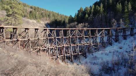 Vista-De-Drones-De-Un-Viejo-Puente-De-Madera-Con-Vías-De-Tren