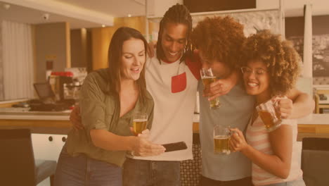 animación de puntos de luz sobre amigos felices y diversos que usan teléfonos inteligentes con cerveza