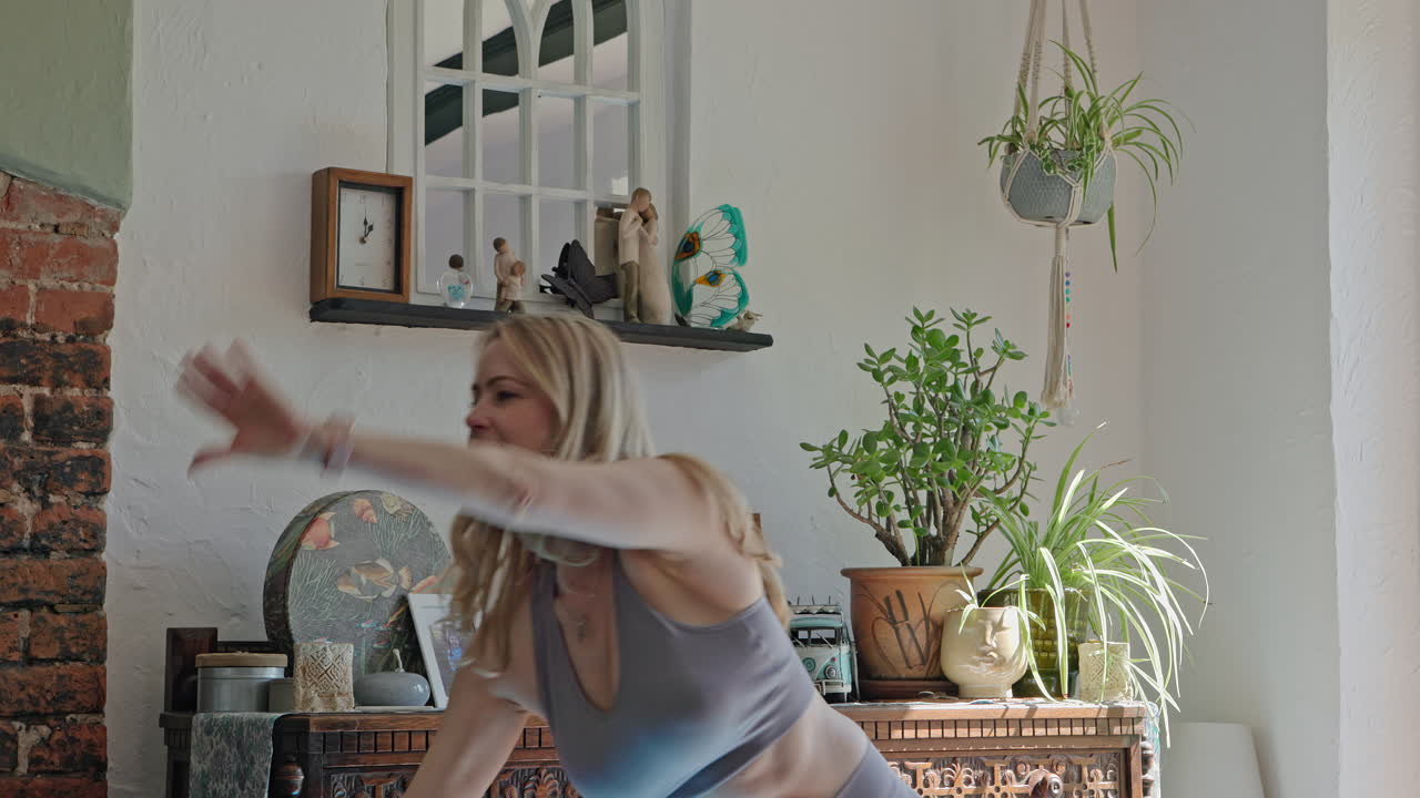 Eine Frau macht Yoga zu Hause