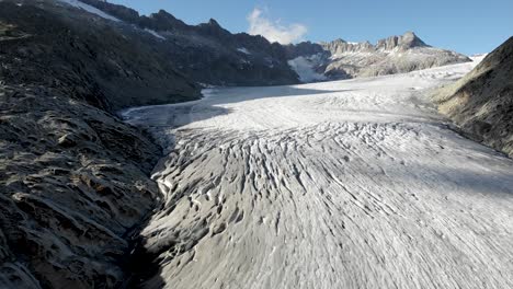 sobrevuelo aéreo sobre el hielo del glaciar rhone cerca del paso de montaña furka en la frontera de valais y uri en suiza