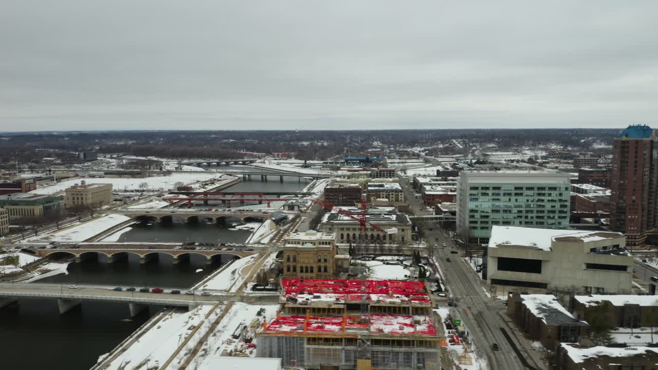 겨울에 아이오와 주 디모인에 있는 다리의 높은 조감도