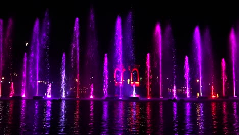 fuentes de agua coloridas sobre el lago durante el festival de la luz