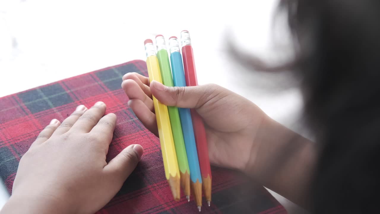 niño con lápices de colores