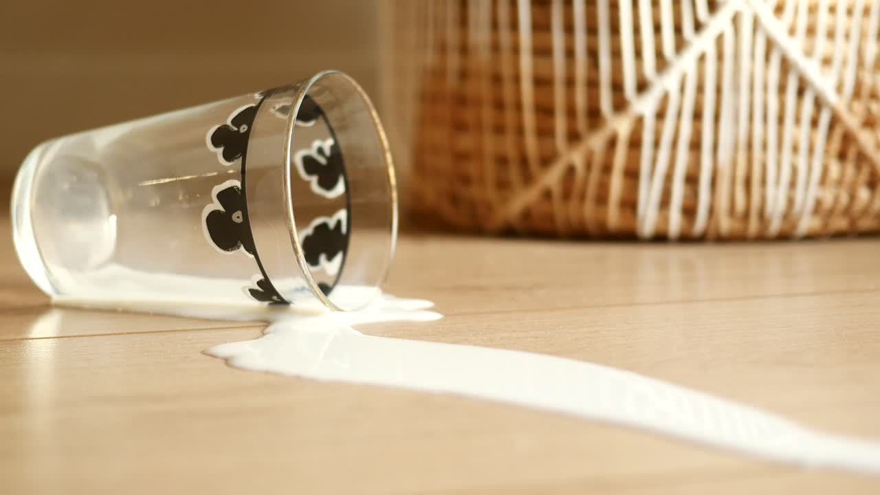 부 바닥에 흘린 우유