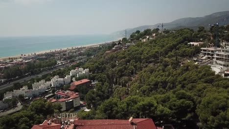 drone cruzando edificios hacia el mar