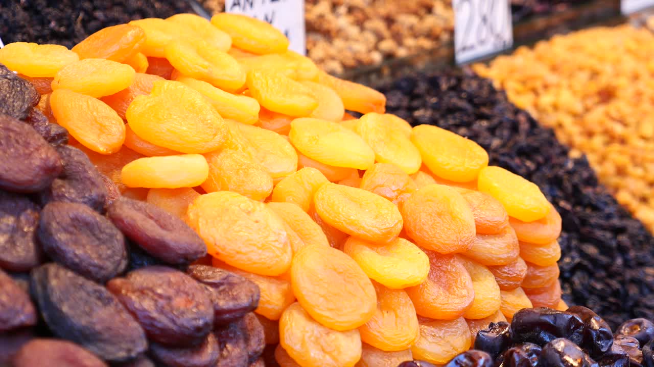 시장 상점 에서 말린 사탕수수 를 채취 하는 사람