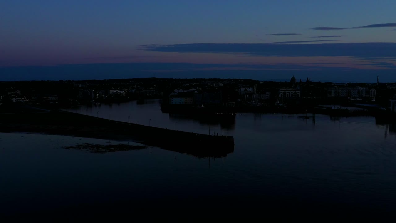 Noční letecký záběr doků Claddagh a města Galway