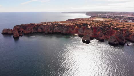 Erstaunliche-Luftaufnahme-über-Der-Klippe-Von-Lagos,-Die-Auf-Das-Offene-Meer-Trifft