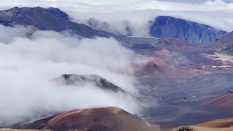 Filmische,-Dröhnende-Aufnahme-Von-Wolken,-Die-Den-Vulkankrater-Auf-Dem-Gipfel-Des-Haleakala-In-Maui,-Hawaii,-Einhüllen