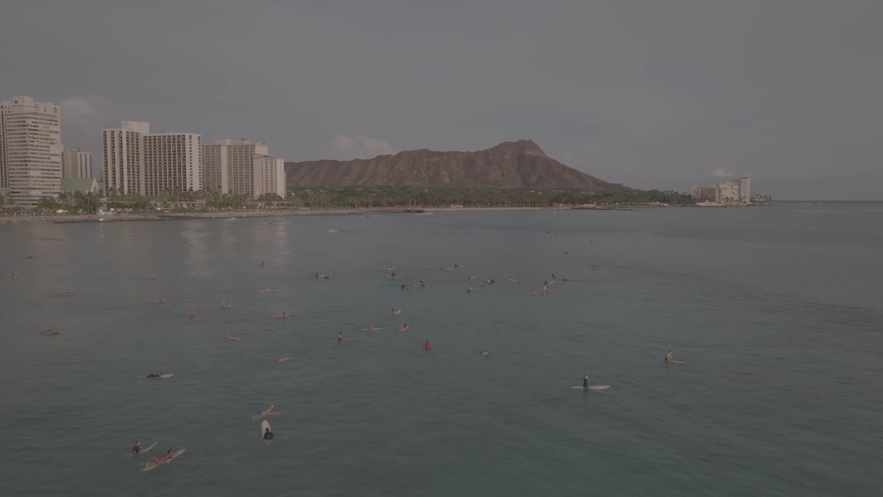 Diamond Head e surfisti, Waikiki, Honolulu, Hawaii. Video aereo.