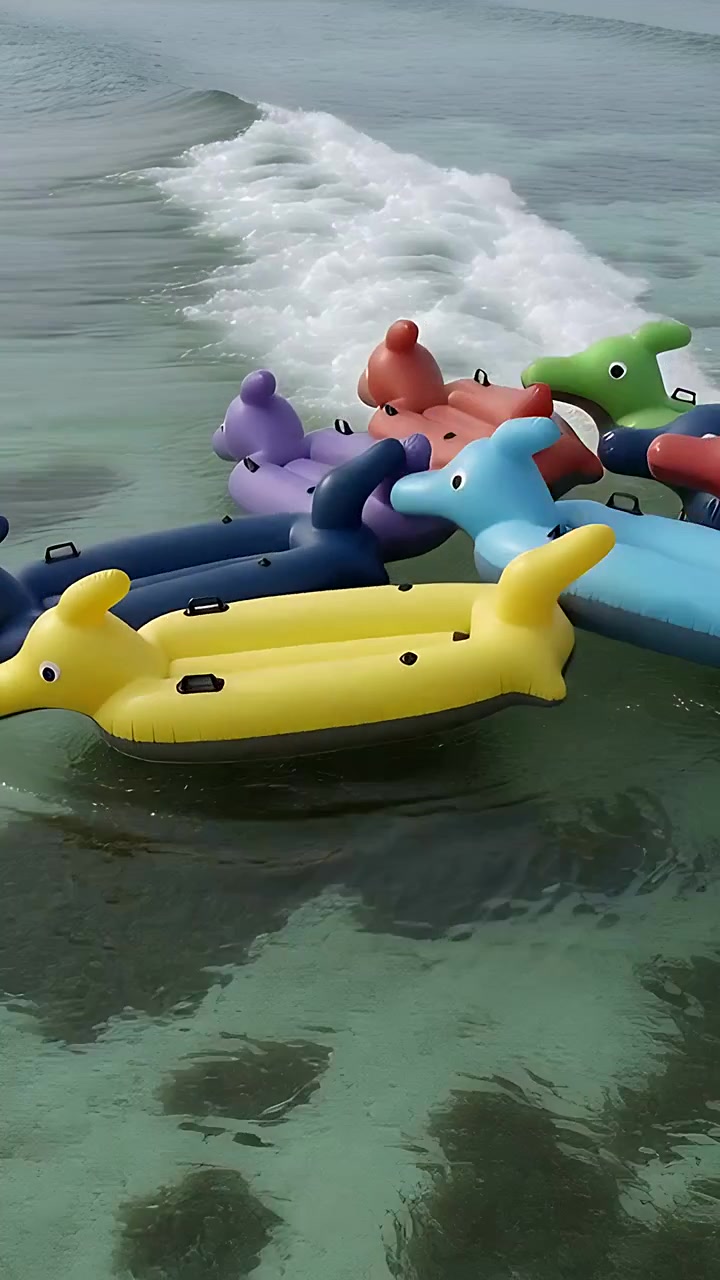 Video vertical: Grupo de flotadores de animales balanceándose mientras el oleaje pasa sobre un lecho marino poco profundo con asas