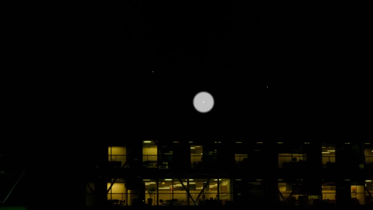 디지털 아이콘의 네트워크의 애니메이션은 밤에 도시 풍경의 공중 뷰에 대항합니다.