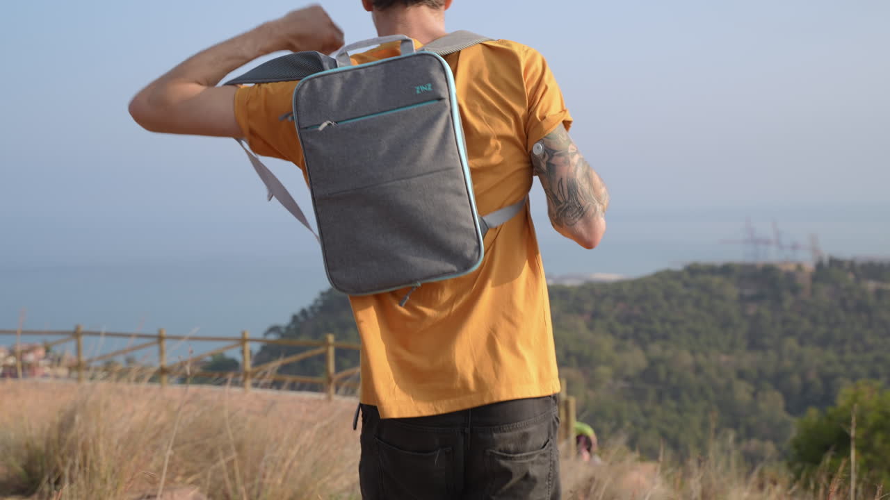 컨텐츠 크리에이터 남자들이 배 ⁇ 을 들고 산책하는 빅토리아 산