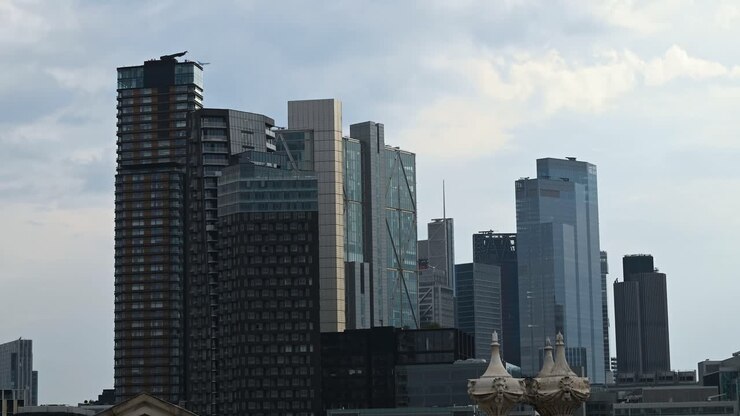 Aviões voando sobre a Cidade de Londres, Reino Unido