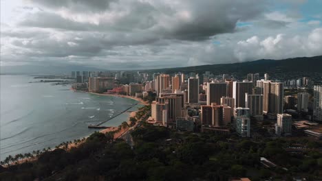 Aerial-drone-footage-of-Honolulu,-Hawaii