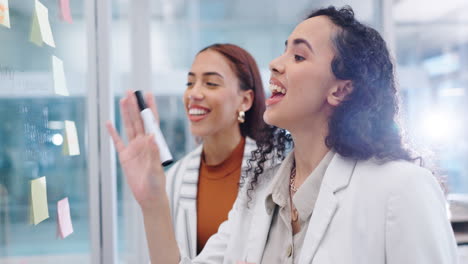 Mujeres-De-Negocios,-Planificación-Y-Lluvia-De-Ideas