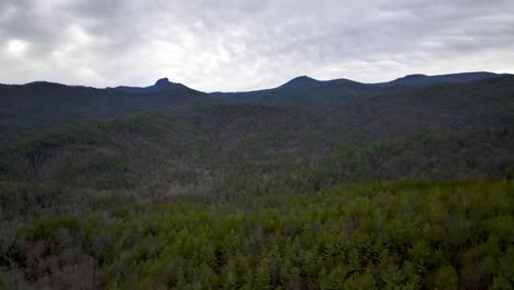 Luftaufnahme-Des-Table-Rock-Mountain-Und-Des-Hawksbill-Mountain