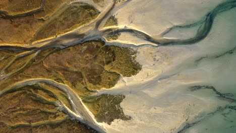 camión de arriba vista izquierda de las formaciones de vetas en la desembocadura del río blanco en el océano pacífico en hualaihue, chile