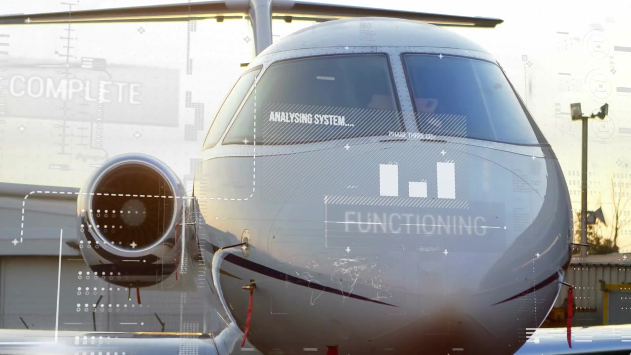 Cuando el resplandor del amanecer ilumina la proa del avión, la superposición se desvanece y luego escanea y alinea contornos para una verificación del sistema.