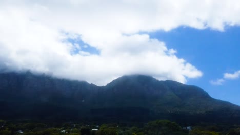 Un-Lapso-De-Tiempo-De-Nubes-Esponjosas-Rodando-Por-Las-Montañas-De-Ciudad-Del-Cabo