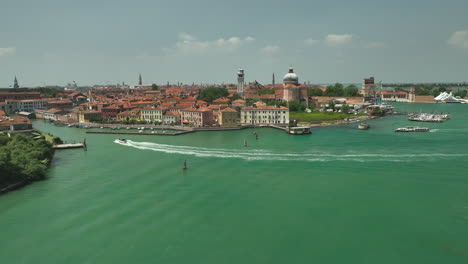 Venedig-Basilika-San-Pietro-Di-Castello-Mit-San-Marco-Turm-Im-Hintergrund,-Drohnen-LKW-Schwenk-4k