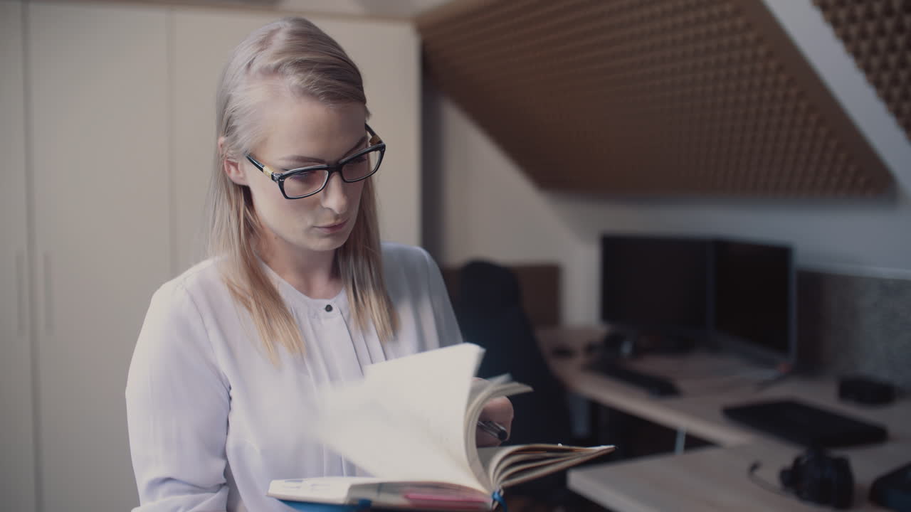 mujer que trabaja en la oficina en casa 3