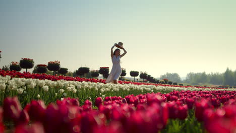 Glückliche-Frau-Genießt-Blumen-Im-Tulpenfeld.-Junge-Frau-Läuft-Im-Tulpenpark.