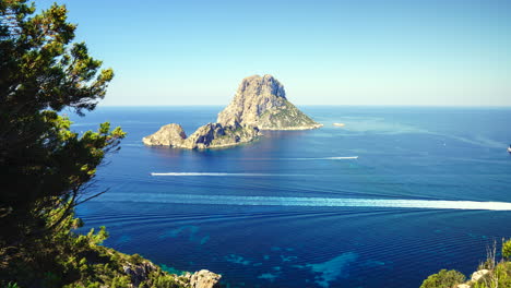 Yates-Navegando-Alrededor-De-Es-Vedra-En-Un-Día-De-Verano