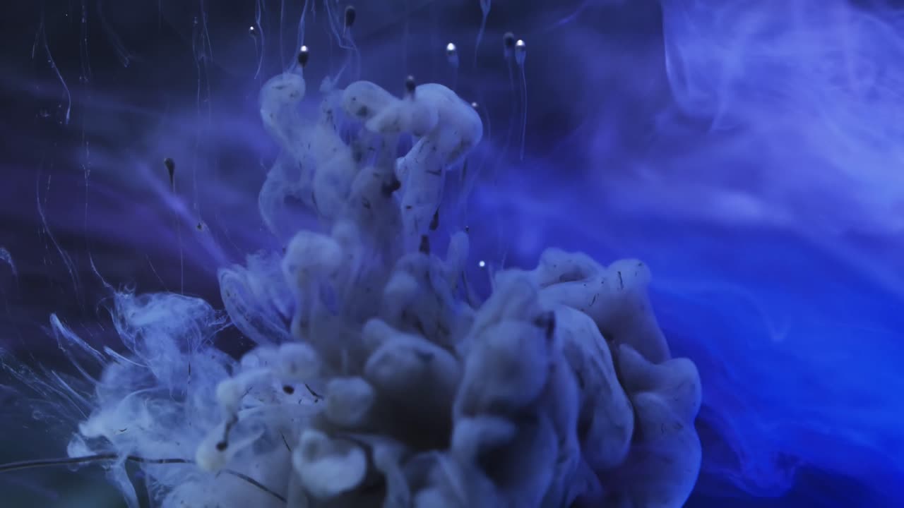 Video in primo piano di inchiostro viola nell'acqua con spazio per il testo