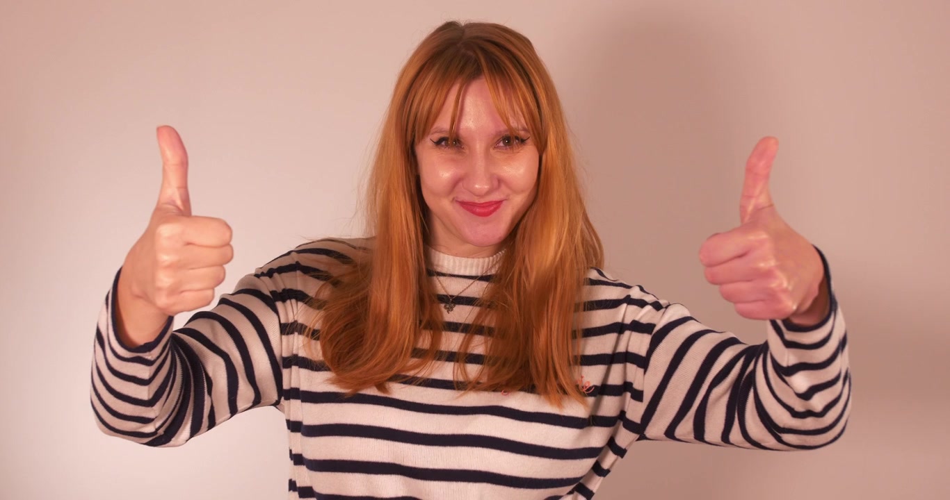 Bella ragazza che dà feedback positivi e negativi