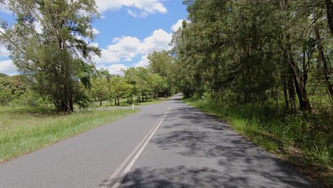 punto de vista de conducción orientado hacia atrás punto de vista de queensland desierta callejuelas rurales sombreadas en las montañas de invernadero - ideal para el reemplazo de la pantalla verde de la escena interior del automóvil