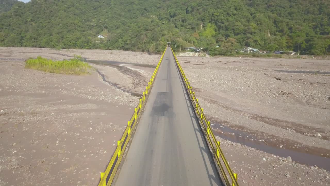 video aéreo de drones, viejo puente a lo largo de la carretera que conduce a villavicencio - colombia, pasando el río guatiquia