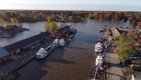 Barcos-De-Carga-Atracados-En-El-Puerto-Fluvial-Puerto-De-Frutos-En-Tigre,-Antena