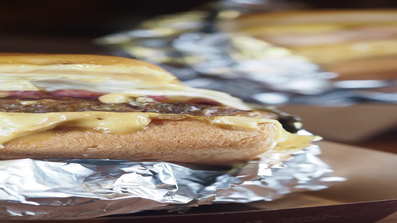 un primer plano de una deliciosa hamburguesa.
