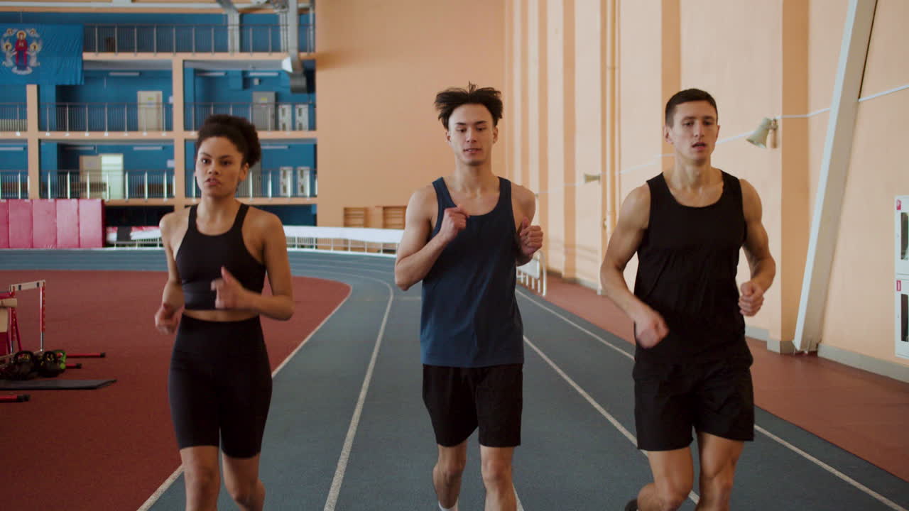 vista frontal de los atletas corriendo